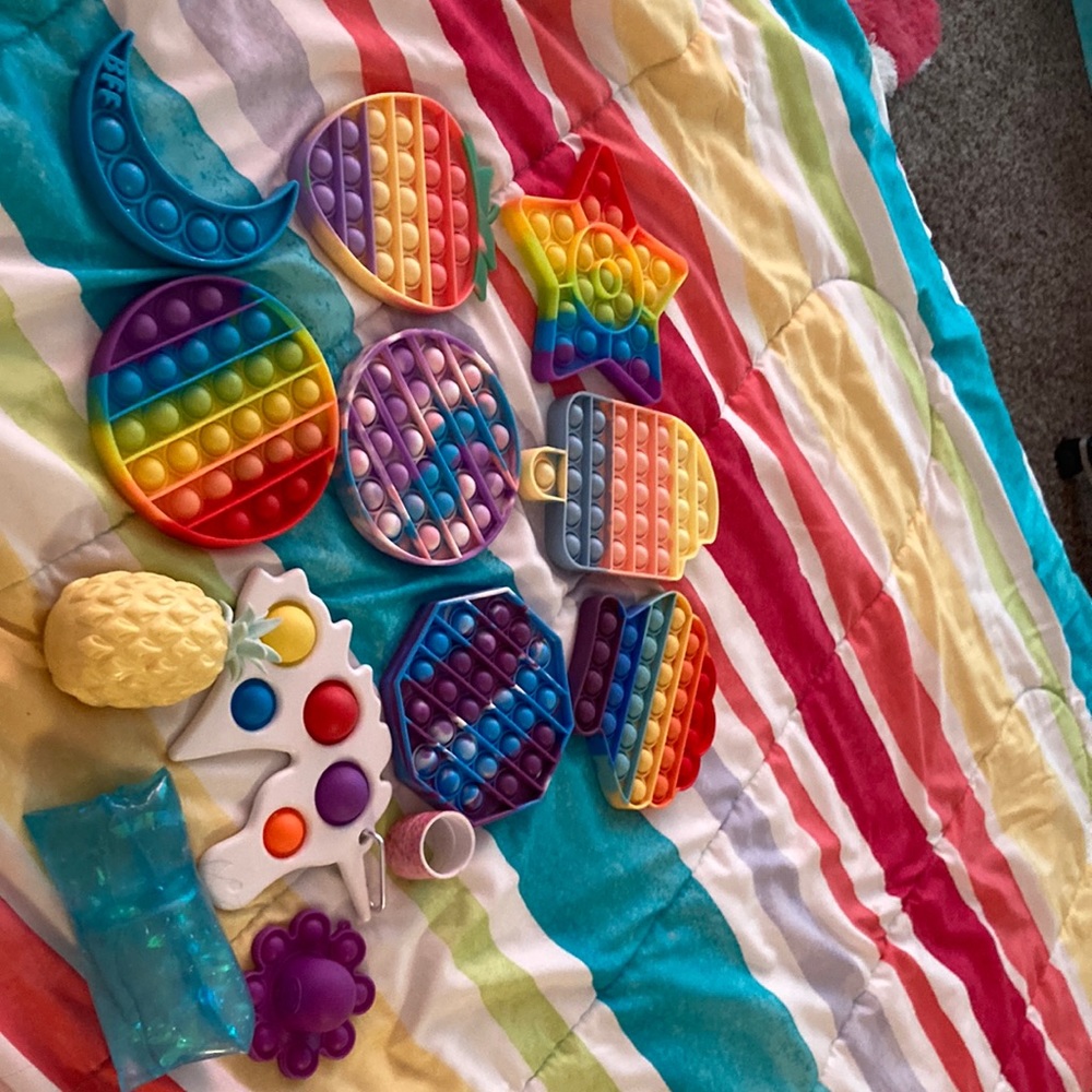 A fidget pack there are 9 pop it’s and 4  fidgets